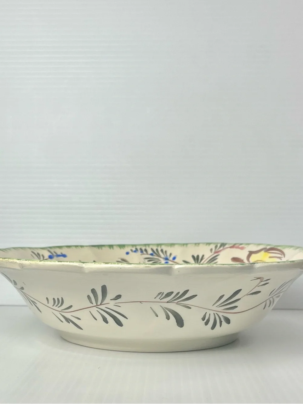 Nove Rose Hand Painted Italian Majolica Serving Bowl 11.5”